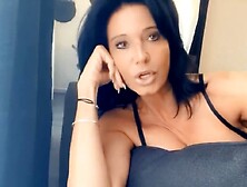 nathalie se touche en solo devant sa cam