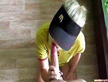 Mc D Mitarbeiterin In Der Mittagspause