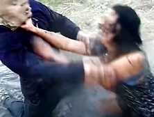 Kranker Halloween fucker bummst Mutti Outddor im Schlamm