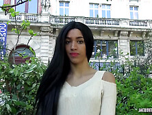 Nadya,  22ans,  prend un cours de hard