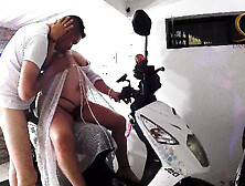 I fuck the one who fixes my motorcycle, as a reward for the good work he did