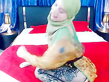 Hijabi Sexy Girl That Makes Hard Wank Bank