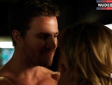 Emily Bett Rickards Kissing – Arrow