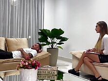 Psicologa prueba esperma de paciente impotente