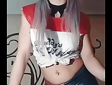 Disfrazada de mujer del Joker,  Harley Quinn,  me masturbo metiéndome un vibrador hasta lo más profundo de mi coño jugando con mi