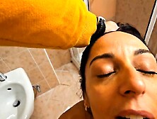 Esco dalla doccia perché mi aspetta un cazzo enorme.