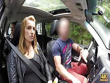 La Chica Joven Bien Redondeada Necesita Dinero En Efectivo