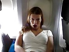 Elle Se Touche Dans Un Avion