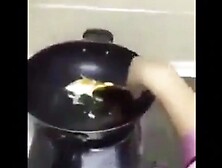 Main Sambil Masak Di Dapur