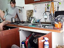 Ho lavato l'idraulico di squirt e lui mi ha sfondato la figa (cuckcold, roleplay)