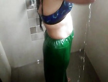 Hot Bhabhi Ko Bathroom Me Nahate Huye Dekhliya To Chod Diya