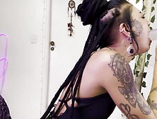 Fazendo garganta profunda e gozando gostoso. Caroleta Roots