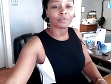 Ebony cam cam girl squirts all over her computer