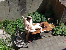 Voyeur filmt Teenyschlampe beim Ficken auf Terasse mit Fetten Alten Opa