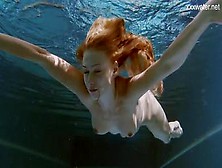 Superbe Ado Rousse Alla Zlatavlaska Se Fait Filmer Nue Sous L´eau