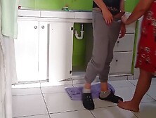 Me Follo A Mi Madrastra Mientras Se Queda Atorada En Cocina Y La Grabo Para Tenerlo De Recuerdo Que Buena Cogida Papa 20 Min