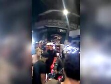 mulheres ficam peladas brigando no carnaval