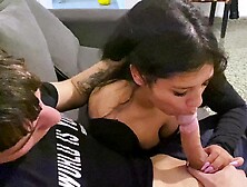 Lo encuentro mirando una pelicula y me invita a ver con el