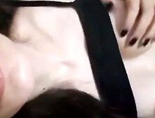 Novinha mandou nudes masturbando a bucetinha melada