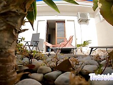 Solo mâle facing the sea