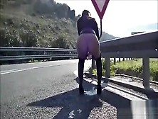 Mia Moglie Piscia In Autostrada