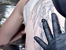 Iniciando o dia com uma mudança inesperada na minha tatuagem anal.