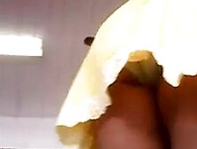 Upskirt De Amarillo, Rica Teen