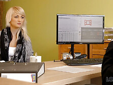 El Piso Medio Destruido Necesita Reparaciones,  Pero La Chica Sexy No Tiene Dinero