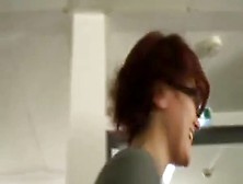 Deutsche MILF fingert sich im Hotel und wird angew