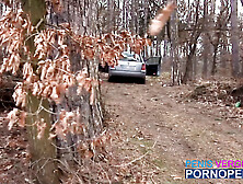 Teenie Babe ass sex gefickt im Auto im Dschungel