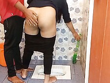 Bathroom Ki Safayi Kar Rhi Bhabhi Ko Pakad Ke Choot Chodi