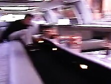 Meisje wordt geneukt in een limousine