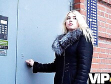 DEBT4k.  Wunderbare Friseurin hat kein Geld und Schuldeneintreiber fickt sie