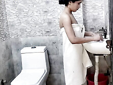 Step sister bathroom me naha rahi thi tabhi jakar mai pel diya