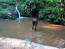 The young black girl taking photos and videos in the stream - Bruna Black - Binho Ted - Sandro Lima - Fabio Silva