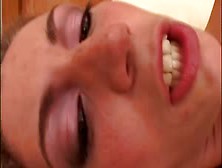 Hij neukt zijn 18 jarige buurmeisje anaal in de tuin