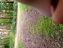 Nackt im Wald,  ob jemand kommt?