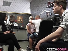 Um casal tcheco convidou um amigo hoje