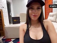 Morena exuberante em uma spectacle intensa que destaca momentos íntimos