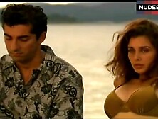 Lisa Ray In Bikini – Ball & Chain