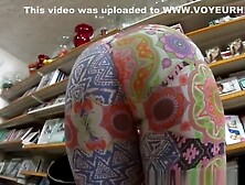 Candid Teen in tight legging ass bends over