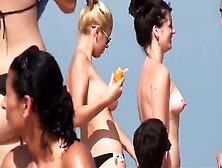 Femme Aux Seins Nus Aux Gros Seins Est Filmee Par Un Voyeur