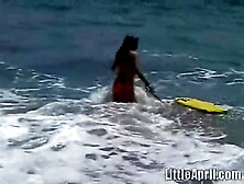 Masturbating bikini teen goes solo