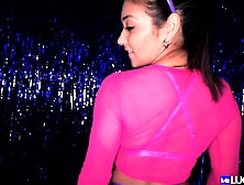 Ela chupa esse pau em uma calcinha fio dental e é filmada em POV