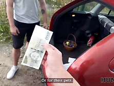 HUNT4K. Lucianna Lucci likes to show her twat in her boyfriend’s car