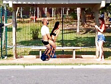 Sexo em público no ponto de ônibus ao ar livre!