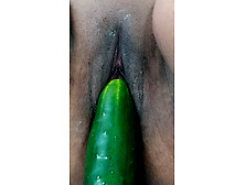 doble penetracion con pepino y un gran squirt