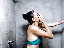 My stepfather's pervert likes to see me taking a bath to give hi