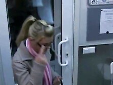 Ponytailed blonde gives a blowjob after her teasing gym workout