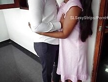 මට කැපුවත් ලයිට් නම් කපන්න එපා මලේ Sri lankan Sex Wife Fuck with Stranger electricity guy Pay Bills